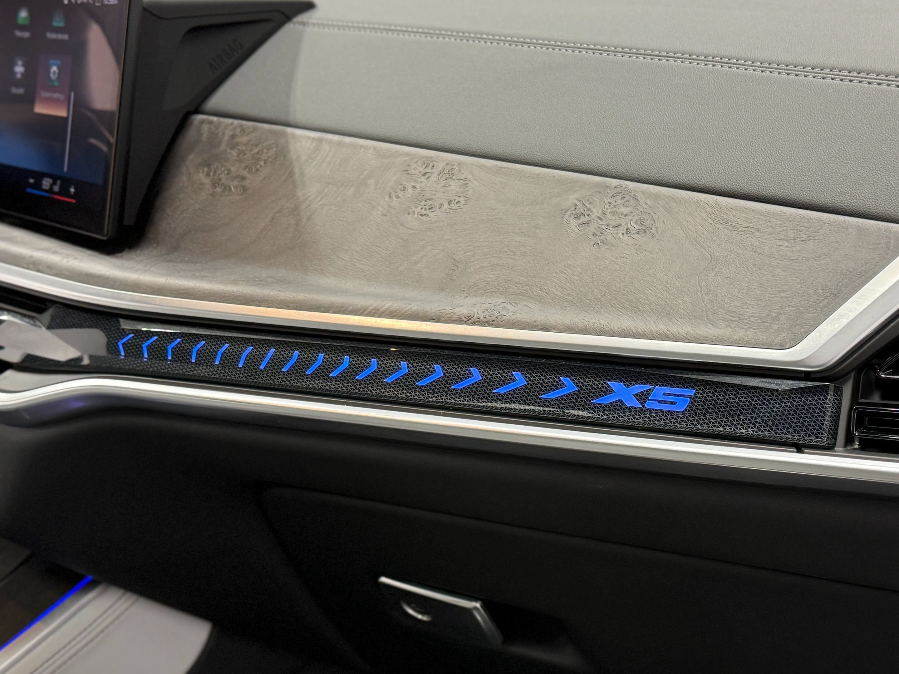 Used 2024 BMW X5 xDrive40i w/ M Sport Package AWD/4WD image 19
