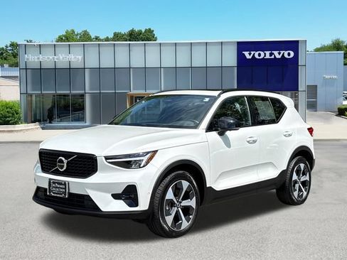 Certified 2025 Volvo XC40 B5 Plus AWD/4WD image 1