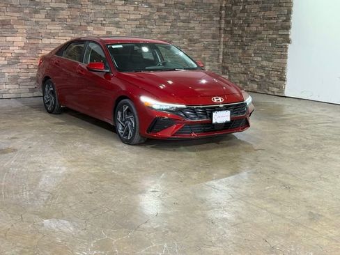 New 2025 Hyundai Elantra SEL image 3