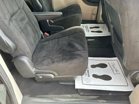 Used 2013 Dodge Grand Caravan SXT image 11