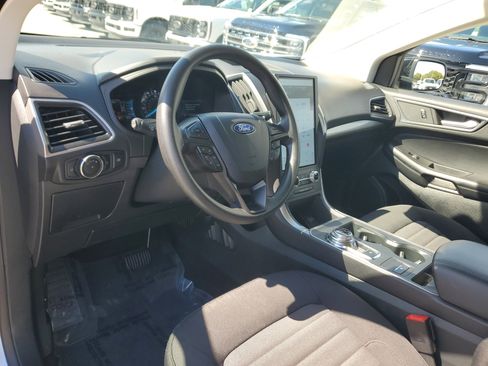 Certified 2024 Ford Edge SE w/ Black Appearance Package image 9