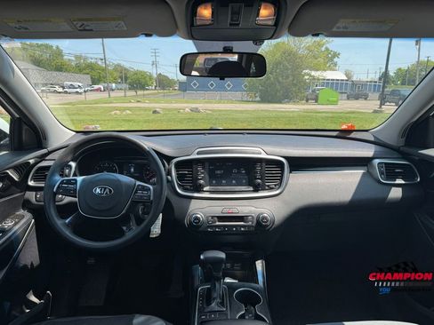 Used 2019 Kia Sorento LX image 14