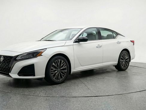 Used 2025 Nissan Altima 2.5 SV FWD image 3