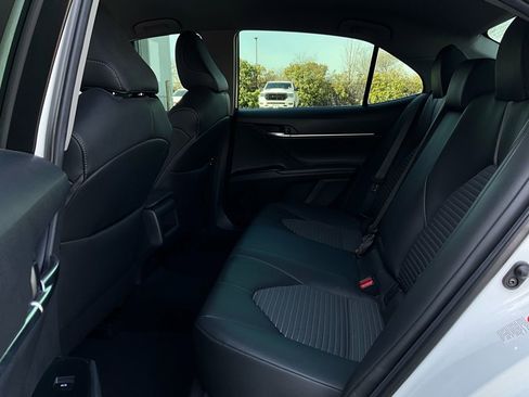 Used 2018 Toyota Camry SE image 11