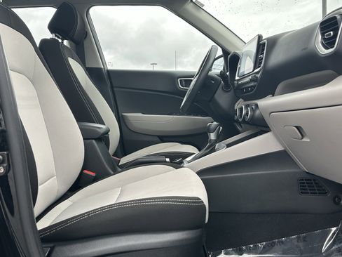 Used 2025 Hyundai Venue SEL FWD image 16