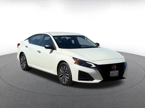 Used 2025 Nissan Altima 2.5 SV image 3