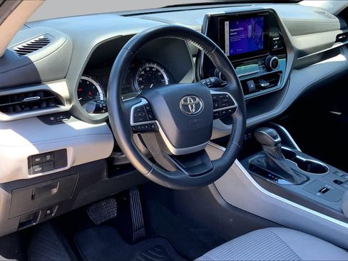 Used 2023 Toyota Highlander LE FWD image 17