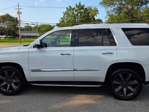 Used 2017 Cadillac Escalade Luxury AWD/4WD image 9