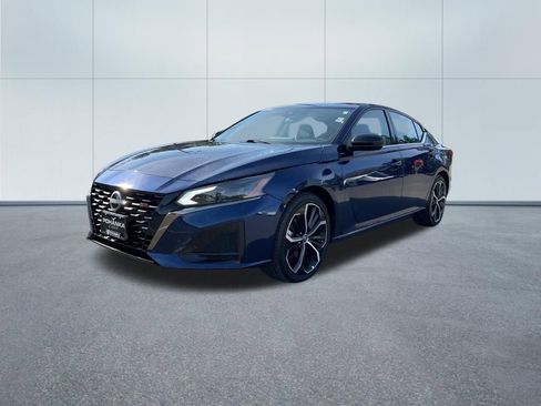 Used 2024 Nissan Altima 2.5 SR w/ SR Premium Package image 2