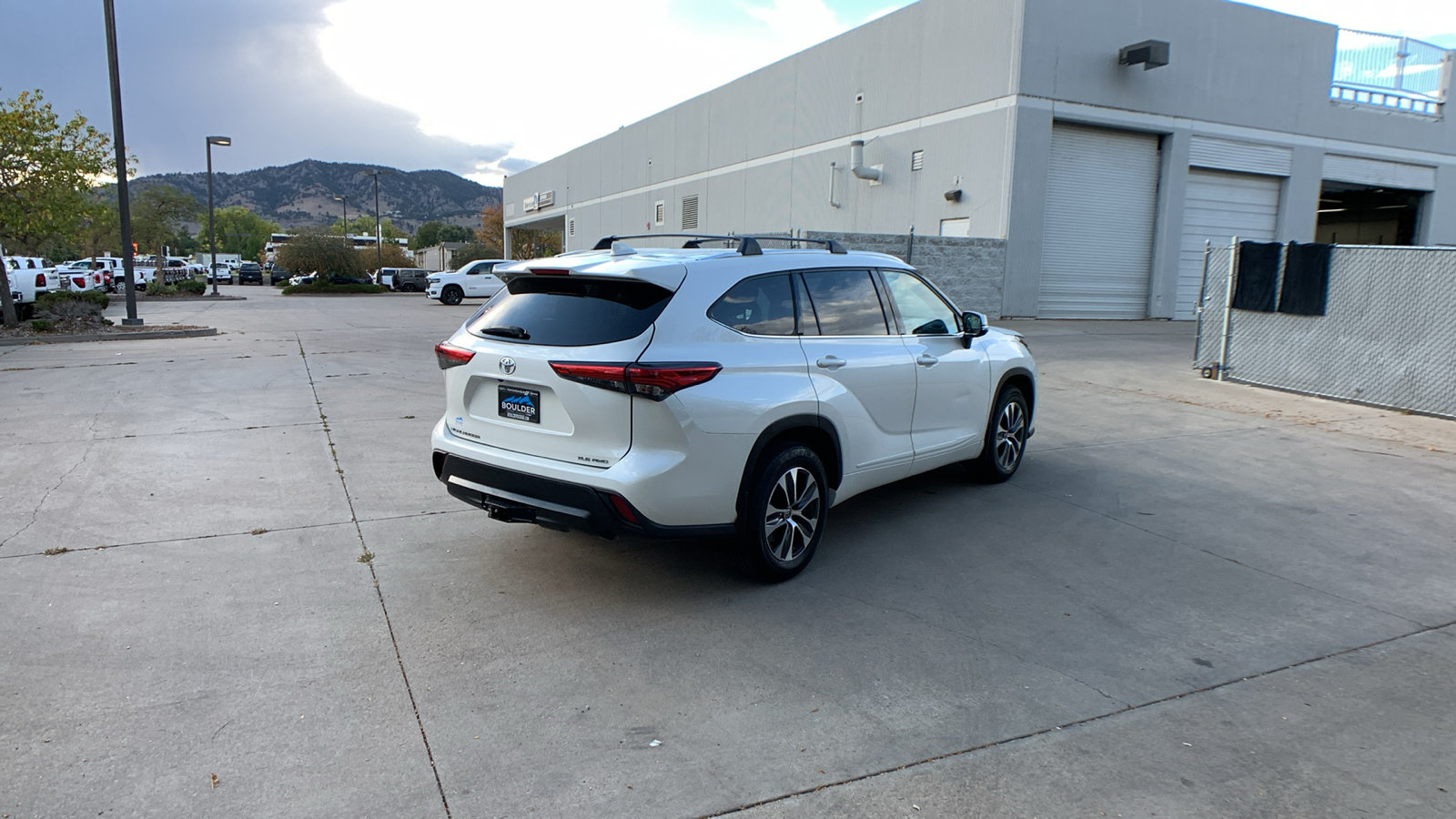 Used 2021 Toyota Highlander XLE AWD/4WD image 4