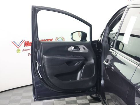 Used 2020 Chrysler Pacifica Touring-L AWD/4WD image 18