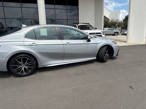 Used 2021 Toyota Camry SE FWD image 11