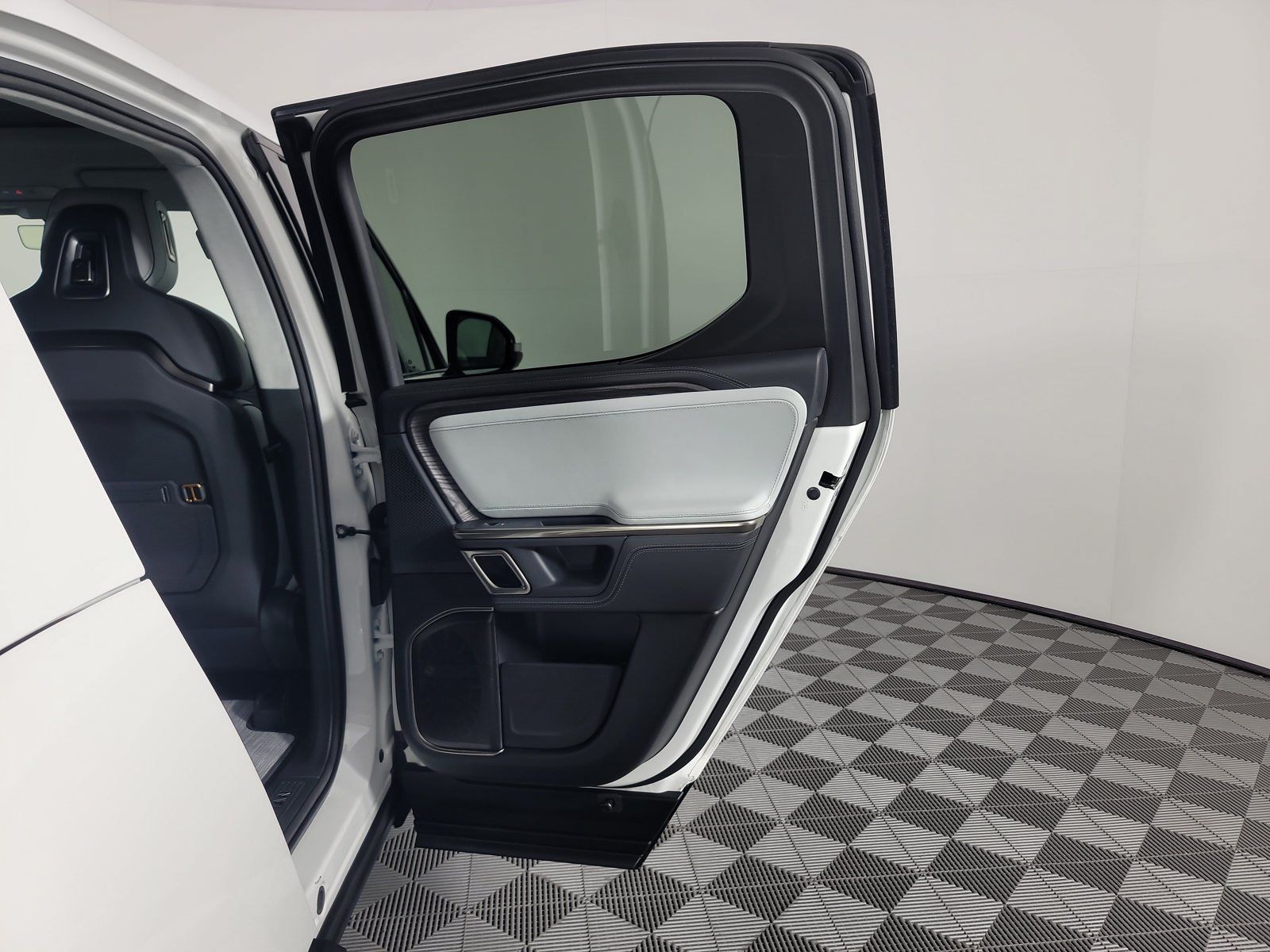 Used 2023 Rivian R1T Adventure Dual AWD/4WD image 19