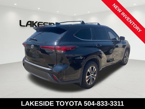 Used 2023 Toyota Highlander XLE FWD image 4