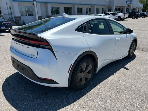 Used 2024 Toyota Prius LE FWD image 5