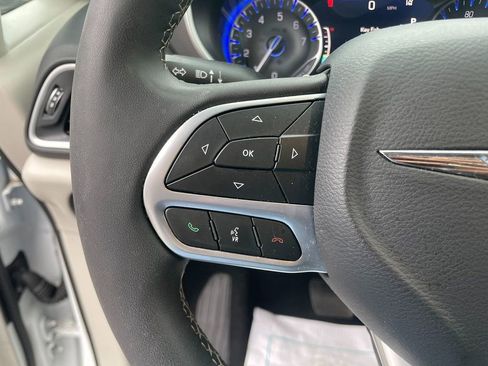 Used 2024 Chrysler Pacifica Touring-L FWD image 16