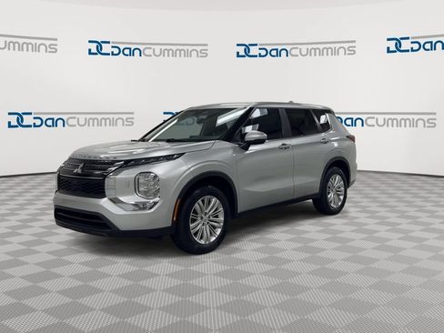 Used 2024 Mitsubishi Outlander ES AWD/4WD image 4