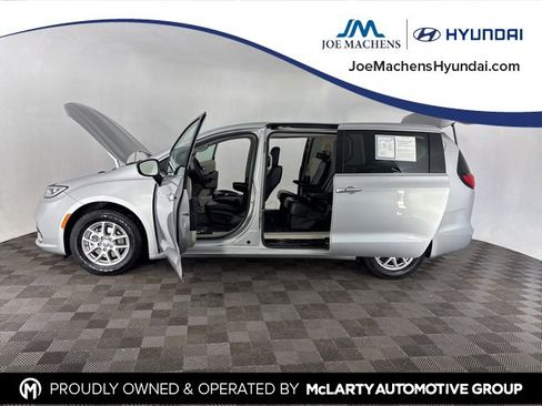 Used 2024 Chrysler Pacifica Touring-L image 10