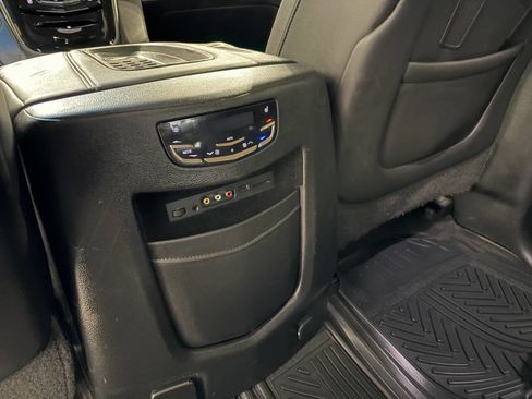 Used 2016 Cadillac Escalade Luxury image 17