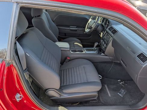Used 2014 Dodge Challenger SXT image 18