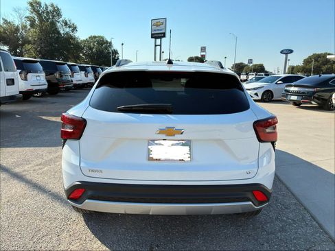 Used 2025 Chevrolet Trax LT FWD image 9