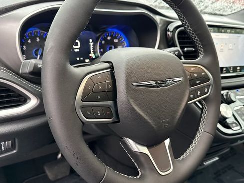 New 2026 Chrysler Pacifica Select image 16