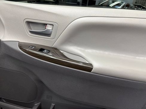 Used 2019 Toyota Sienna XLE w/ XLE Navigation Package FWD image 41
