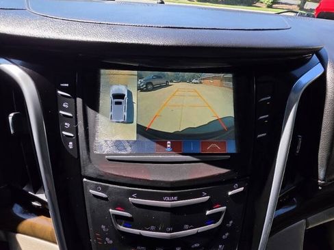 Used 2019 Cadillac Escalade Luxury AWD/4WD image 16