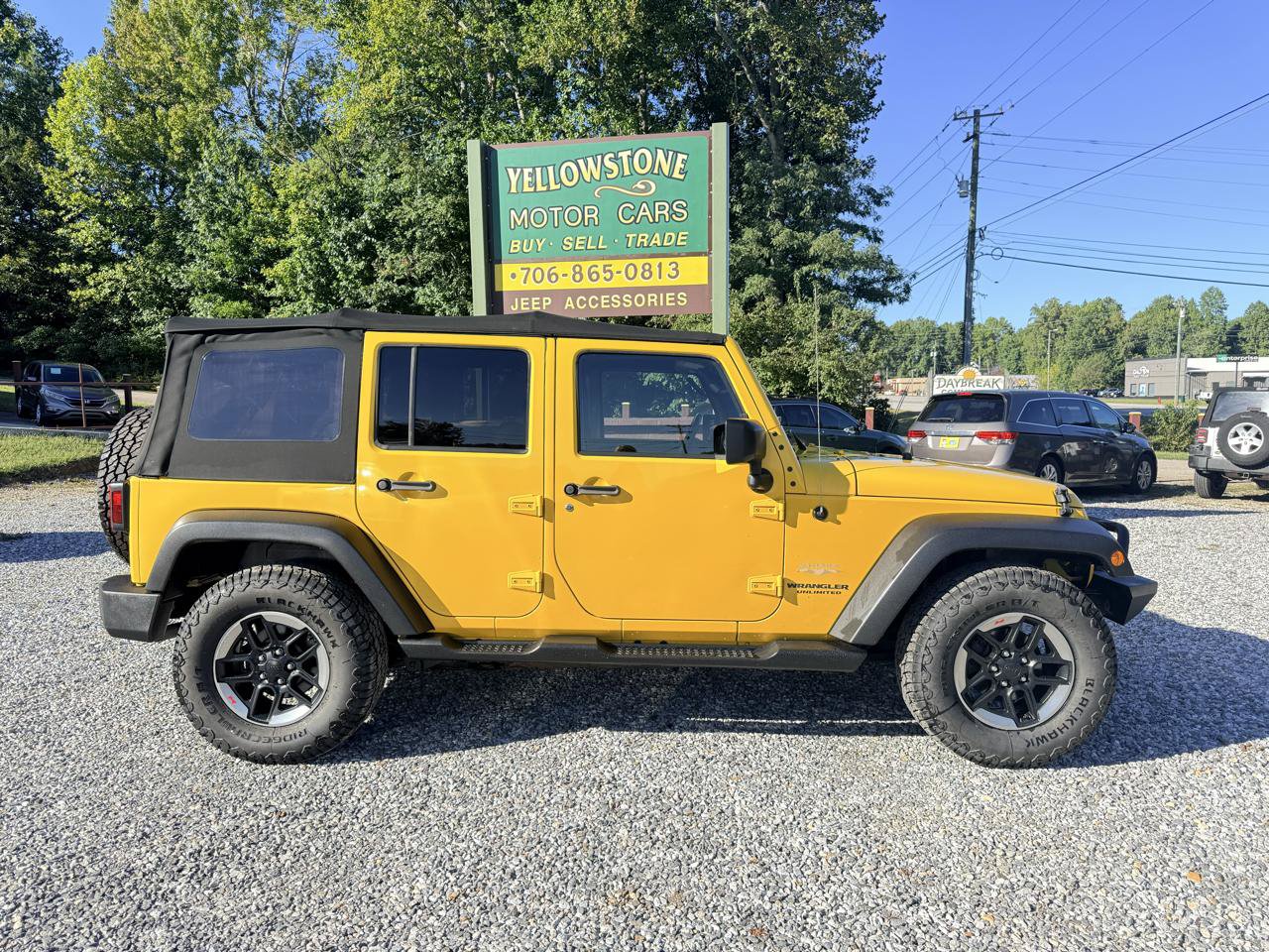Used 2015 Jeep Wrangler Unlimited Sahara w/ Connectivity Group AWD/4WD image 2