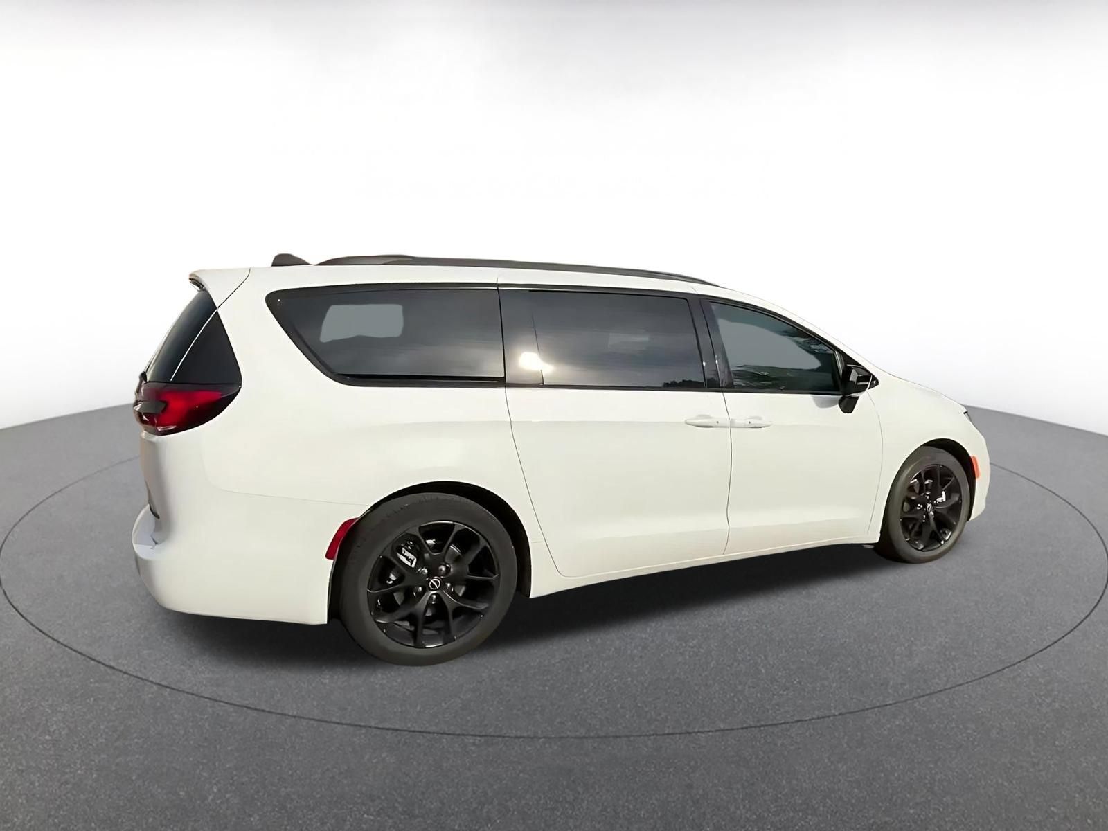 Used 2025 Chrysler Pacifica Limited FWD image 14