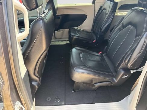 Used 2022 Chrysler Pacifica Touring-L FWD image 14