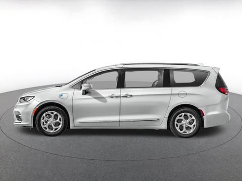 Used 2023 Chrysler Pacifica Touring-L FWD image 3