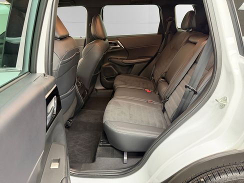 Used 2023 Mitsubishi Outlander SE AWD/4WD image 13