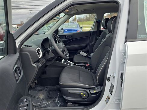 Used 2025 Hyundai Venue Limited image 11