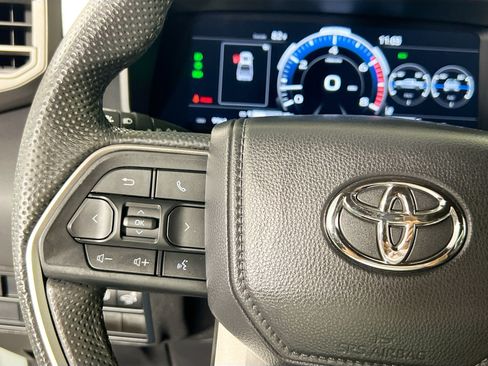 Used 2025 Toyota Tundra Limited AWD/4WD image 17