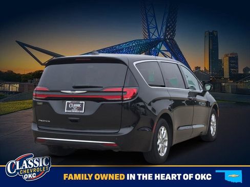 Used 2023 Chrysler Pacifica Touring-L FWD image 7