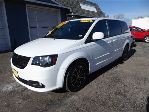 Used 2016 Dodge Grand Caravan SXT image 2