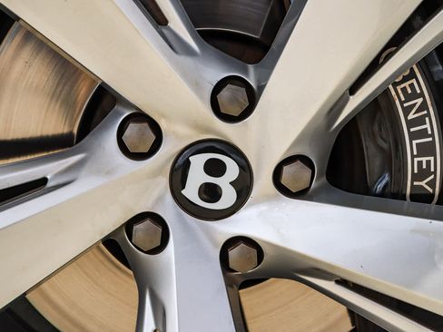 Used 2021 Bentley Bentayga AWD/4WD image 15