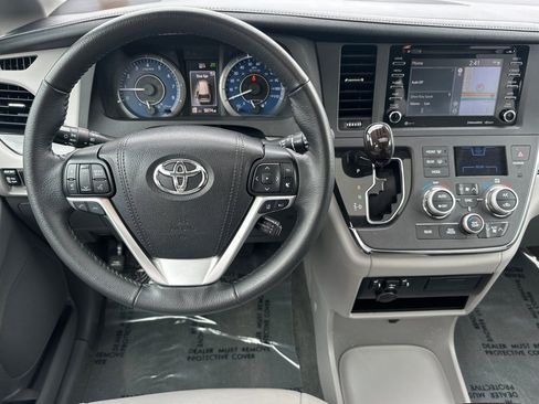 Certified 2018 Toyota Sienna XLE w/ XLE Navigation Package FWD image 18