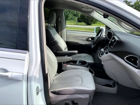 Used 2017 Chrysler Pacifica Touring-L Plus FWD image 7