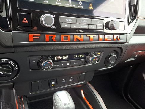 Used 2025 Nissan Frontier PRO-4X image 15