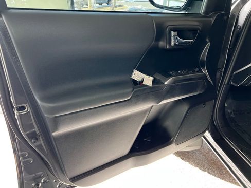 Used 2020 Toyota Tacoma TRD Off-Road image 21