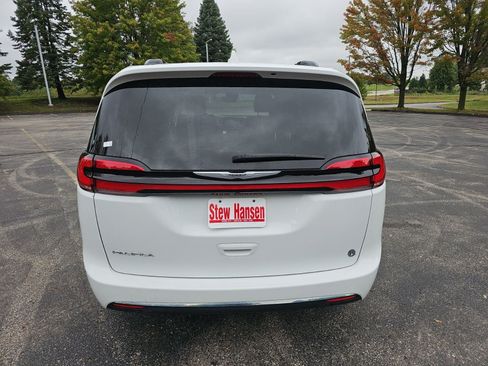 Used 2022 Chrysler Pacifica Touring-L FWD image 5