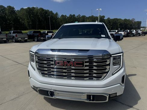 Used 2023 GMC Sierra 1500 Denali w/ Technology Package AWD/4WD image 2