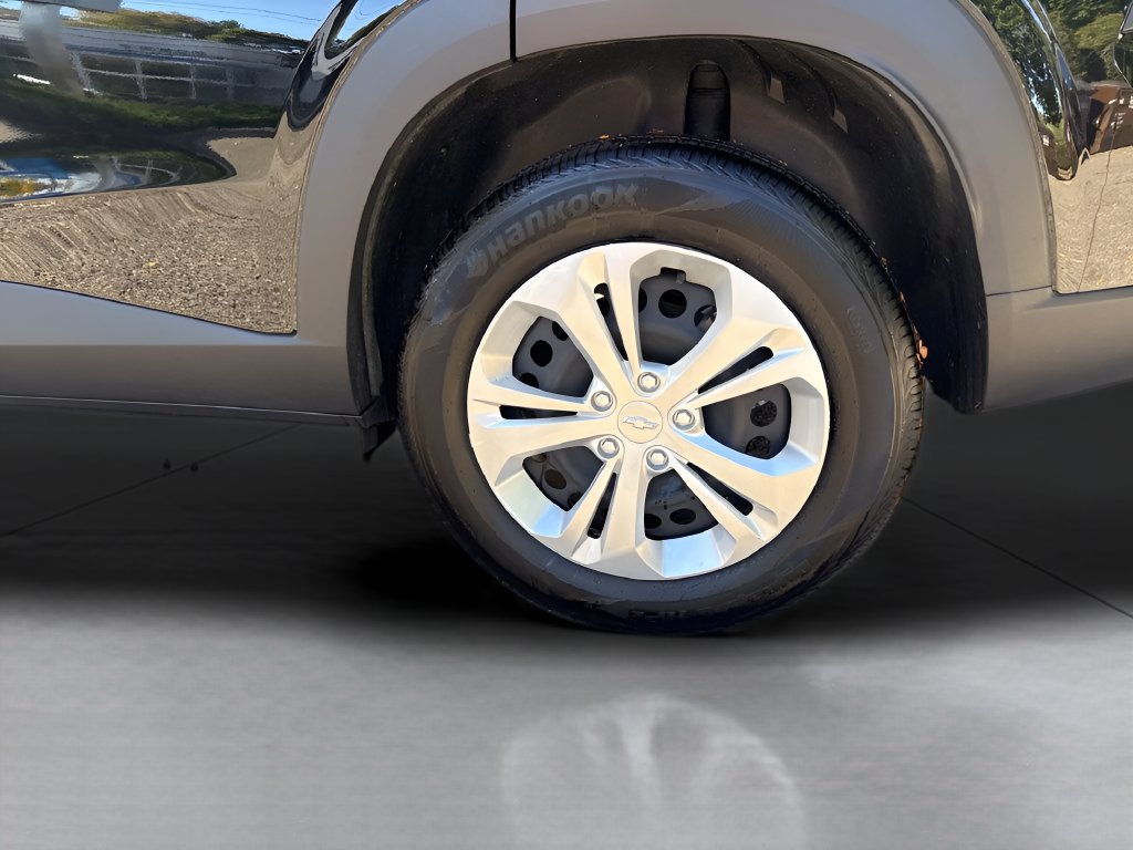 Used 2025 Chevrolet Trax LS FWD image 30