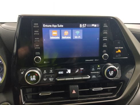 Used 2021 Toyota Highlander XLE AWD/4WD image 25