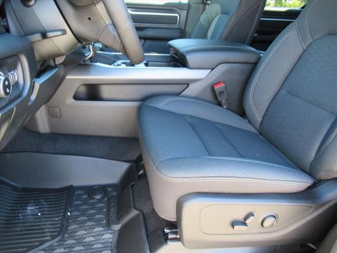 New 2026 RAM 1500 4x4 Crew Cab image 18