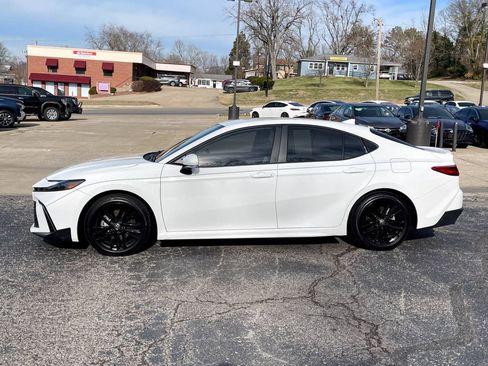 Used 2025 Toyota Camry SE image 3