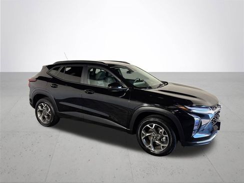 Used 2025 Chevrolet Trax LT image 4