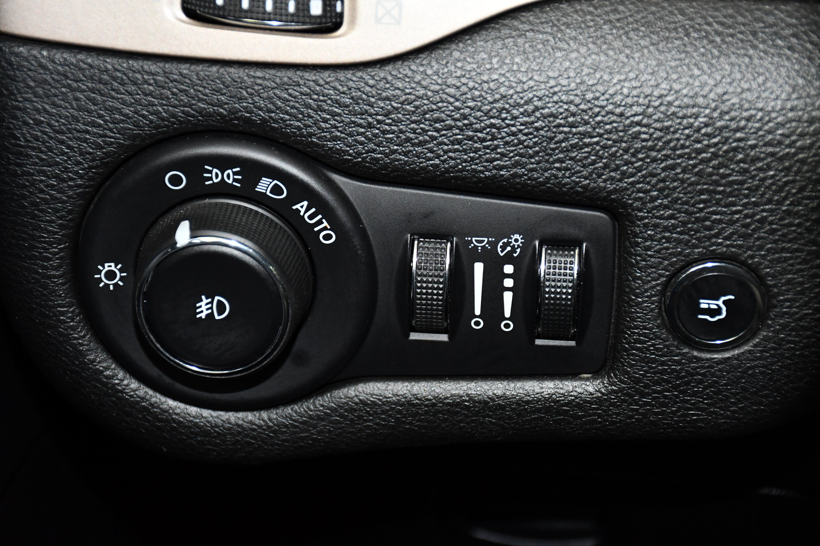 Used 2018 Jeep Cherokee Limited AWD/4WD image 34